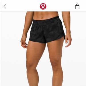 Lululemon hotty hot 2.5 low rise black camo shorts